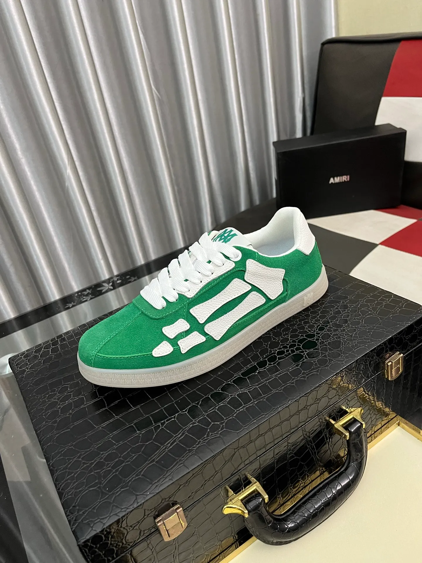 Men's shoes 💰420⌚️⌚️《AMIR*》New men's low-top casual sports sneakers bone shoes, another pair of irresistible bone shoes. Bone shoes are one of AMIRI's most popular items. They use first-layer cowhide uppers. The side bones are made of two cowhide laminations. They have a three-dimensional feel. The leather incisions are all oil-edged. Contrasting color design. Simple style. Fashionable sports. Customized metal LOGO nameplate to embellish shoelaces. Exclusive control of top version. Supports comparison. Breathable mesh lining Original rubber outsole A must-have item for daily leisure Suitable for various occasions Check it out if you are looking for high quality Super cool uppers Size: 38-445️⃣ Colors available